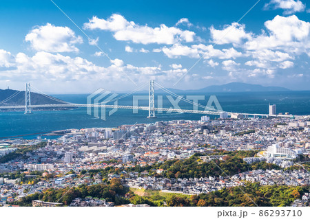 《兵庫県》明石海峡大橋と海沿いの街並み 86293710