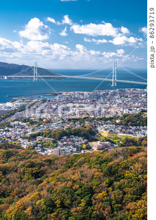 《兵庫県》明石海峡大橋と海沿いの街並み 《兵庫県》明石海峡大橋と海沿いの街並み 86293719