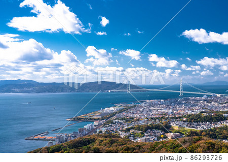 《兵庫県》明石海峡大橋と海沿いの街並み 86293726