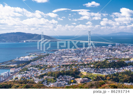 《兵庫県》明石海峡大橋と海沿いの街並み 《兵庫県》明石海峡大橋と海沿いの街並み 86293734