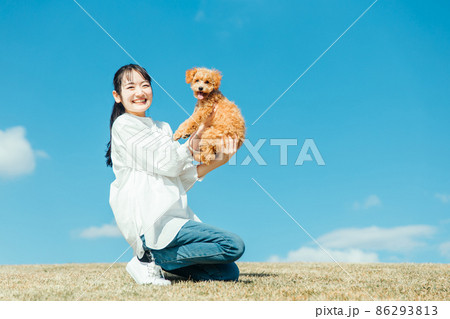 愛犬と遊ぶ女性（芝生） 86293813