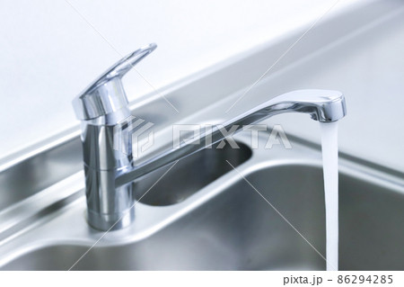 水が出ている水道の蛇口 水が出ている水道の蛇口 86294285