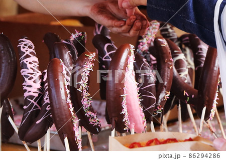 お祭りの屋台で売られているチョコバナナ お祭りの屋台で売られているチョコバナナ 86294286