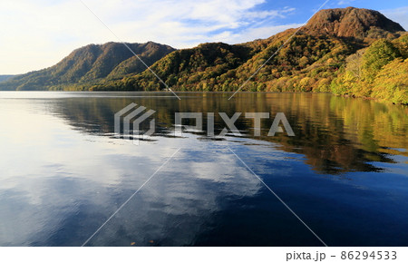 紅葉の観光地十和田湖湖畔の風景 紅葉の観光地十和田湖湖畔の風景 86294533