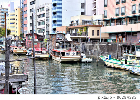 浅草橋の神田川船宿に停まる屋形船 浅草橋の神田川船宿に停まる屋形船 86294535