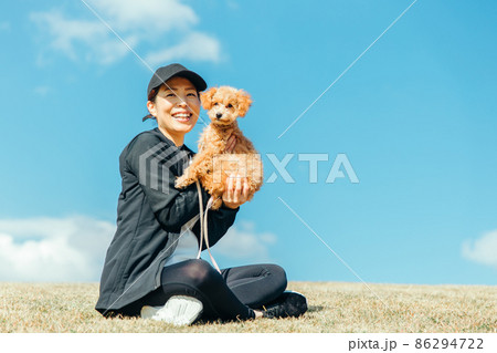 スポーツウェアで犬の散歩をする女性（全身） 86294722