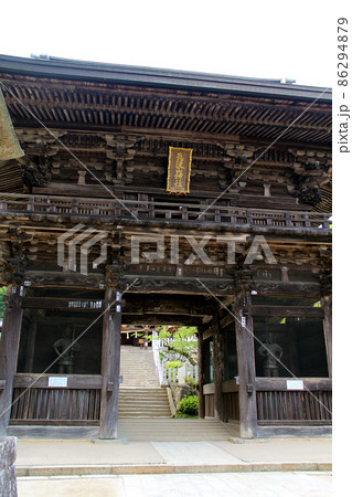 【茨城】初夏の筑波山神社　近距離から見上げる随神門 86294879