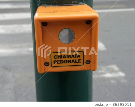 イタリアの横断歩道の押しボタン 86295011