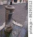 イタリアの公衆水道、水汲み場 86295012