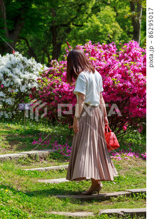 公園を散歩している女性　20代 86295017