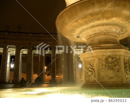 バチカン市国の夜の噴水 86295022
