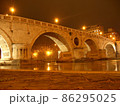 イタリア・ローマの橋の夜景 86295025