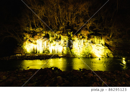 秩父三大氷柱・三十槌の氷柱ライトアップ 86295123