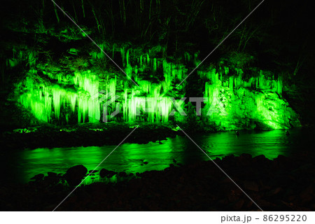 秩父三大氷柱・三十槌の氷柱ライトアップ 86295220
