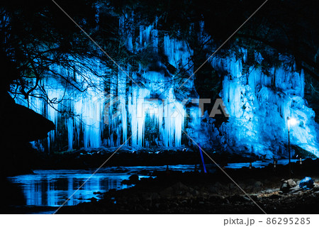 秩父三大氷柱・三十槌の氷柱ライトアップ 86295285
