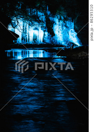 秩父三大氷柱・三十槌の氷柱ライトアップ 86295310