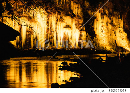 秩父三大氷柱・三十槌の氷柱ライトアップ 86295343