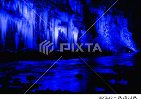 秩父三大氷柱・三十槌の氷柱ライトアップ 86295396