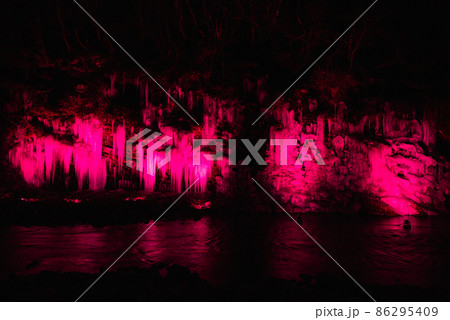 秩父三大氷柱・三十槌の氷柱ライトアップ 86295409
