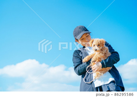 スポーツウェアで犬の散歩をする女性（上半身） 86295586