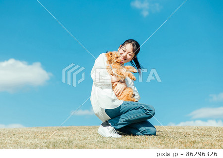 愛犬と遊ぶ女性（芝生） 86296326