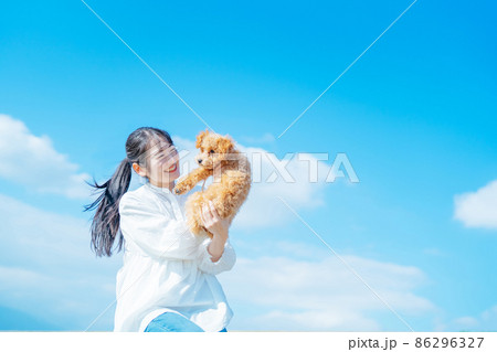 愛犬と遊ぶ女性(上半身) 愛犬と遊ぶ女性(上半身) 86296327