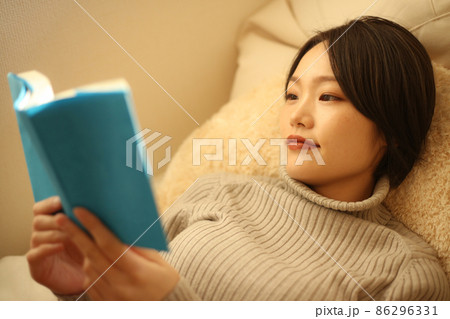 読書する女性 読書する女性 86296331