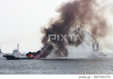 巡視船による船舶火災消火の実演（2013年度海上保安庁観閲式） 86296470