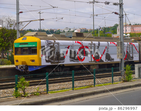 ポルトガル・リスボン近郊を結ぶ通勤電車 86296997