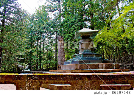 【栃木】春の日光東照宮　たくさんの杉木に囲まれる奥宮宝塔 86297548