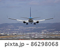 大阪国際空港に着陸するボーイング737 86298068