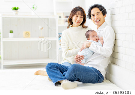 家族　赤ちゃん　幸せ 86298185