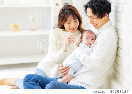 家族　赤ちゃん　幸せ 86298187