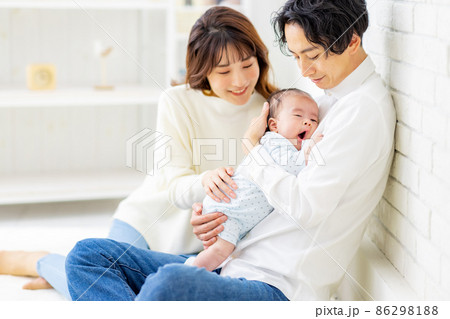 家族　赤ちゃん　幸せ 86298188