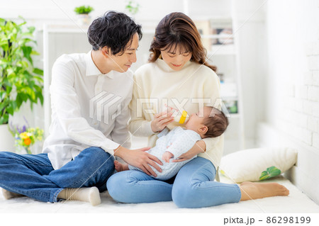 赤ちゃんにミルクをあげる夫婦 赤ちゃんにミルクをあげる夫婦 86298199