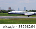 大阪国際空港に着陸するアイベックスボンバルディア機 86298264