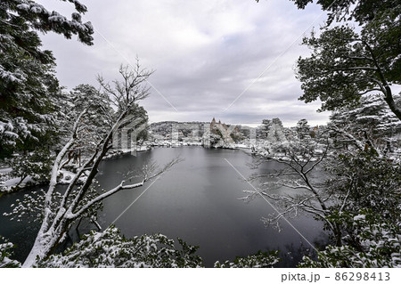 雪景色の兼六園 86298413