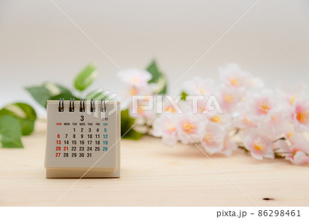 2022年3月の卓上カレンダーと桜 86298461