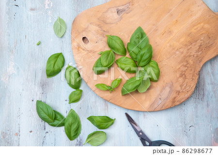 カッティングボードとバジル カッティングボードとバジル 86298677