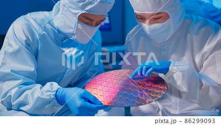 technician with wafer technician with wafer 86299093