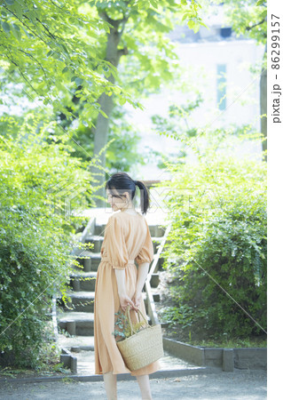 ベージュのワンピースの女性　屋外 86299157