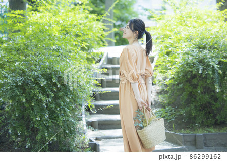 ベージュのワンピースの女性 屋外 ベージュのワンピースの女性 屋外 86299162