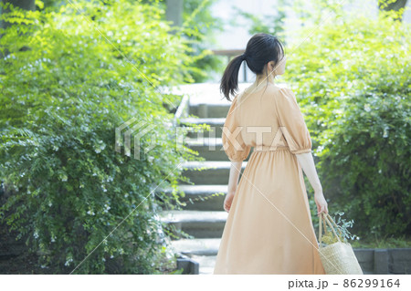 ベージュのワンピースの女性 屋外 ベージュのワンピースの女性 屋外 86299164