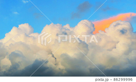 夕暮れの空と雲の風景 夕暮れの空と雲の風景 86299996
