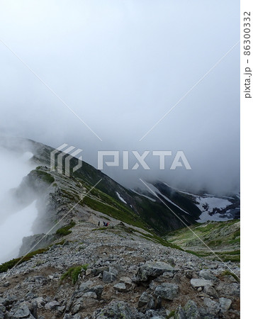 ガスの中の登山道(別山から真砂岳の間) 撮影場所:別山へ向かう登山道より(富山県立山町) ガスの中の登山道(別山から真砂岳の間) 撮影場所:別山へ向かう登山道より(富山県立山町) 86300332