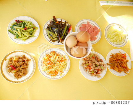 チベット　青蔵鉄道の朝食 86301237