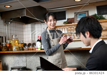 カフェ（飲食店）で働くアジア人の女性の店員（注文・オーダー） 86301424