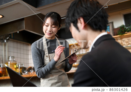 カフェ（飲食店）で働くアジア人の女性の店員（注文・オーダー） 86301426