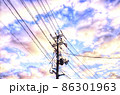 明るい朝焼け空にそびえる電柱と張り巡らされた電線 86301963