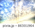 輝く日の出の空に立つ鉄塔と空渡る電線 86301964